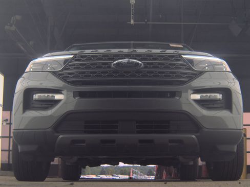 Used 2024 Ford Explorer XLT w/ Equipment Group 202A AWD/4WD image 2
