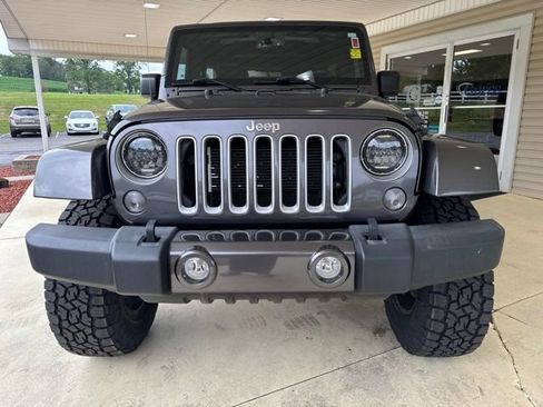 Used 2018 Jeep Wrangler Unlimited Sahara w/ Connectivity Group AWD/4WD image 11