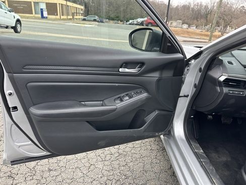 Used 2024 Nissan Altima 2.5 SV image 12