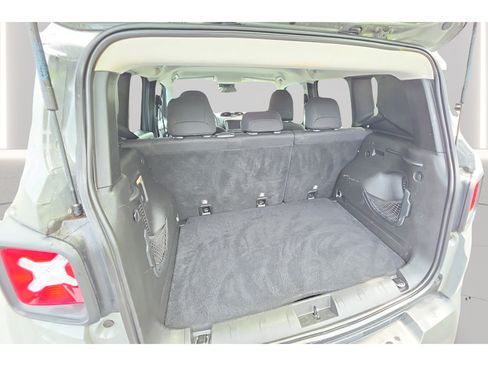 Used 2020 Jeep Renegade Latitude FWD image 17