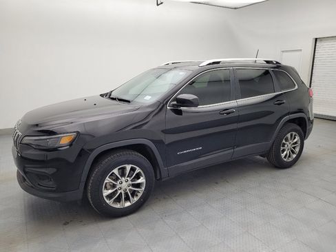 Used 2019 Jeep Cherokee Latitude Plus w/ Comfort/Convenience Group image 2