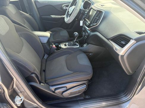 Used 2016 Jeep Cherokee Latitude FWD image 13