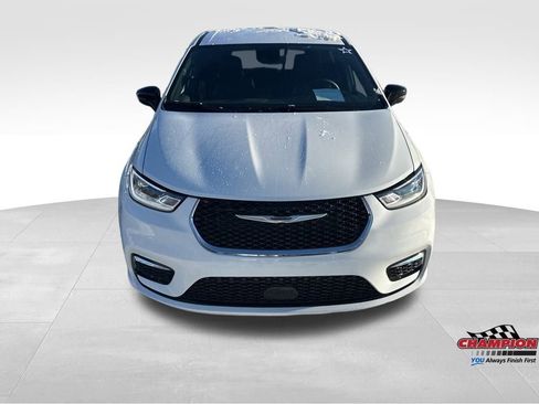 Used 2025 Chrysler Pacifica Select image 9