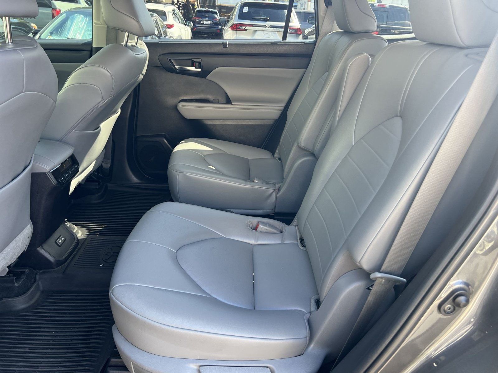 Used 2022 Toyota Highlander XLE AWD/4WD image 24