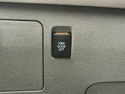 Used 2015 Toyota Sienna LE FWD image 18