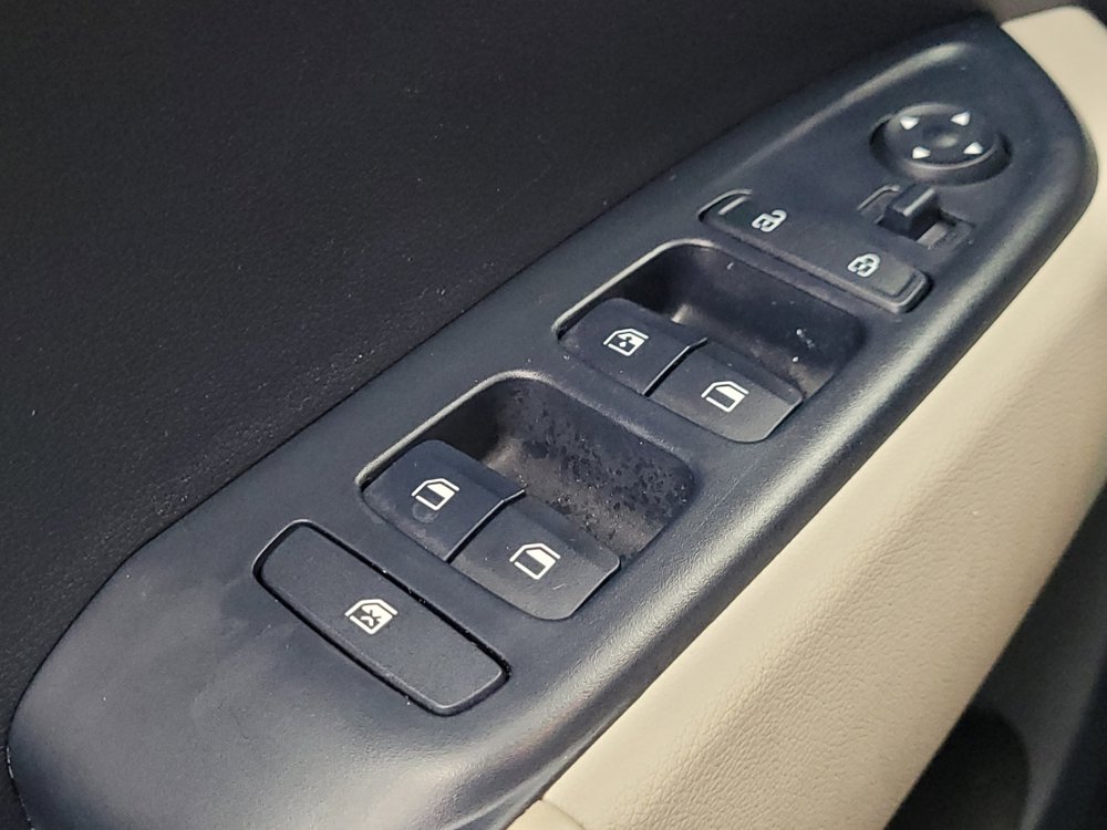 Used 2025 Hyundai Venue Limited FWD image 27