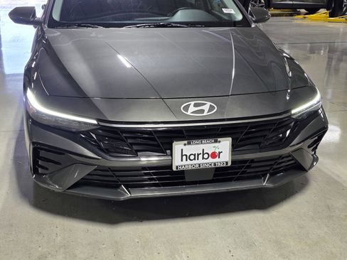 Certified 2025 Hyundai Elantra Limited image 9