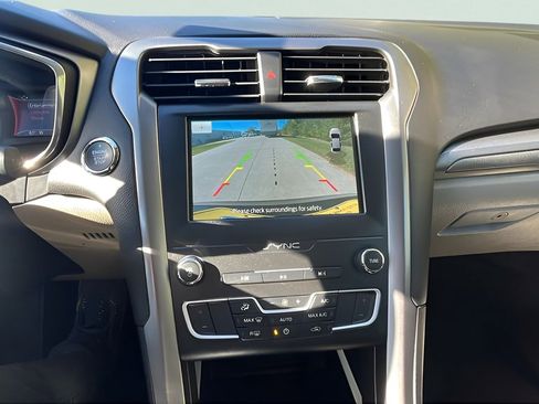 Used 2020 Ford Fusion SE image 18