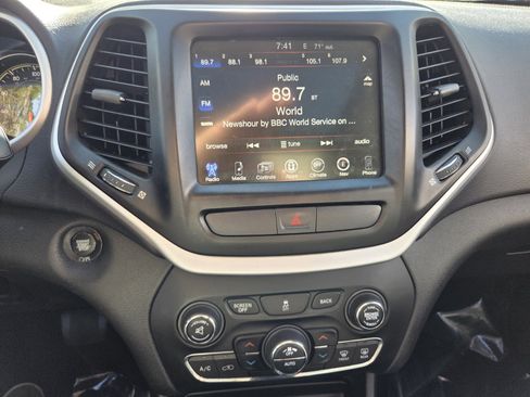 Used 2018 Jeep Cherokee Latitude Plus w/ Comfort/Convenience Group FWD image 23