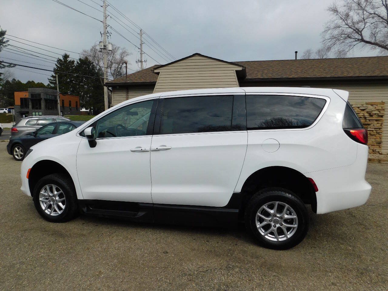 Used 2022 Chrysler Voyager LX FWD image 12