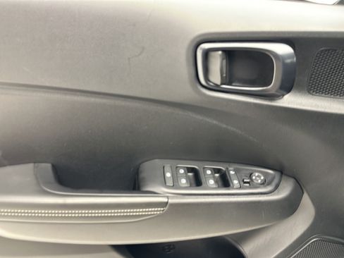 Used 2025 Hyundai Venue Limited FWD image 12