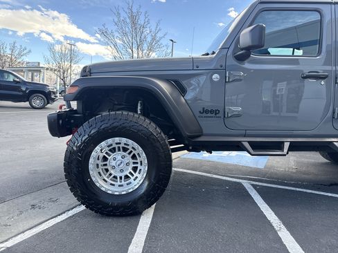 Used 2021 Jeep Gladiator Sport image 9