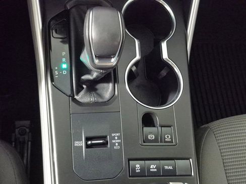 Used 2021 Toyota Highlander LE AWD/4WD image 19