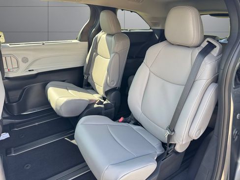 Used 2026 Toyota Sienna XLE AWD/4WD image 14