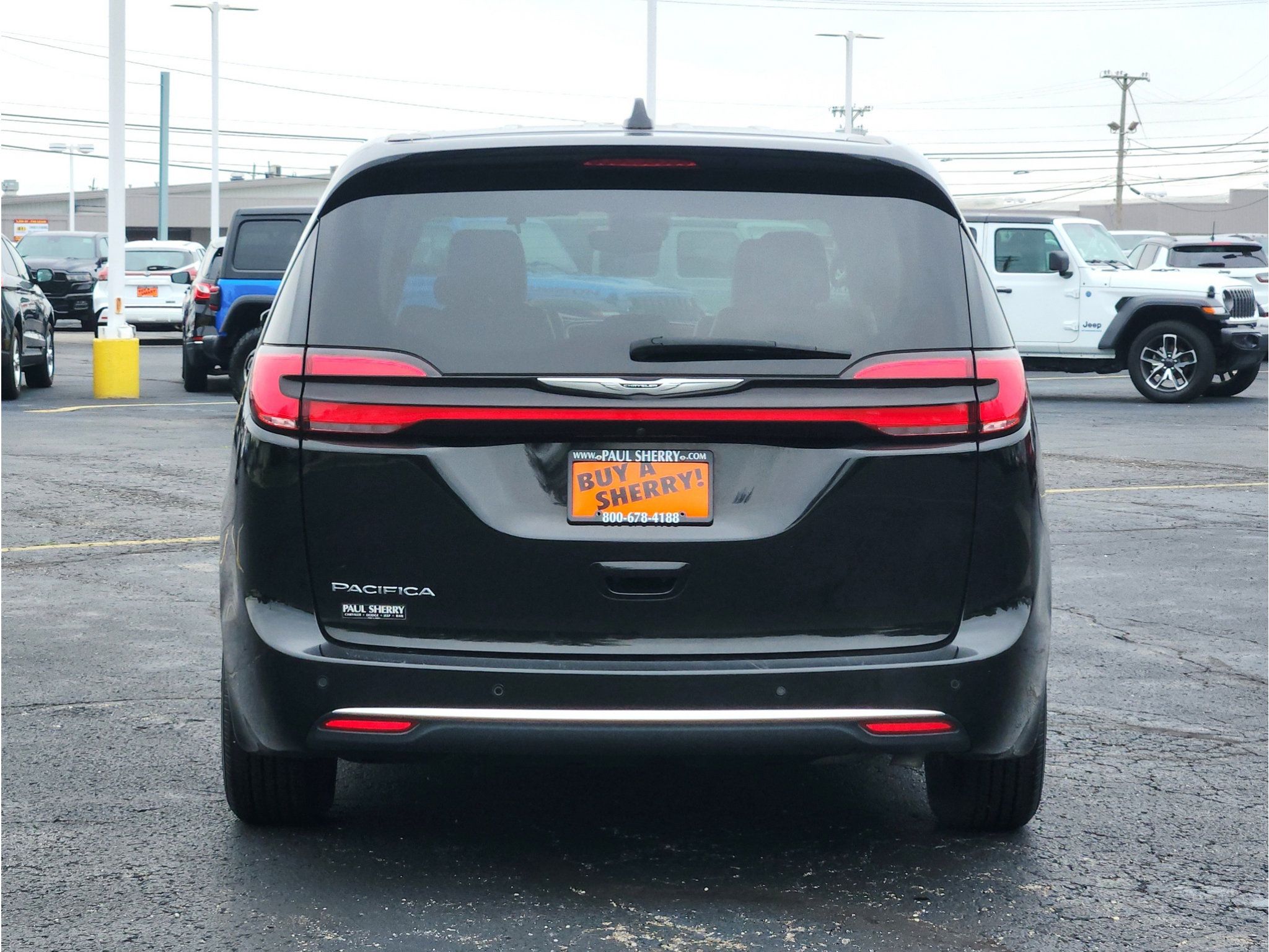 Used 2024 Chrysler Pacifica Touring-L FWD image 9