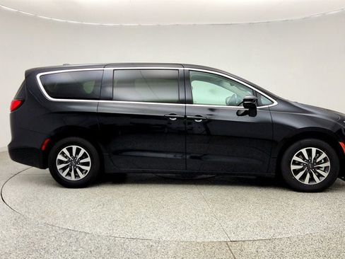 Used 2022 Chrysler Pacifica Touring-L FWD image 4