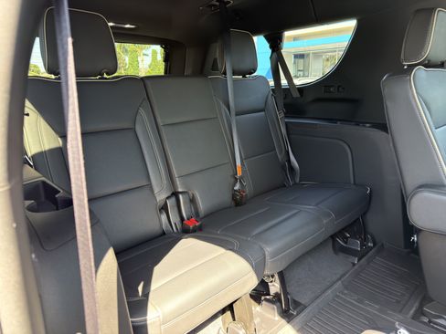 Used 2024 GMC Yukon XL SLT w/ SLT Premium Package RWD image 14