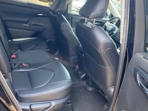 Used 2022 Toyota Highlander XLE FWD image 16
