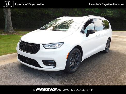 Used 2024 Chrysler Pacifica Limited w/ S Appearance Package FWD image 1