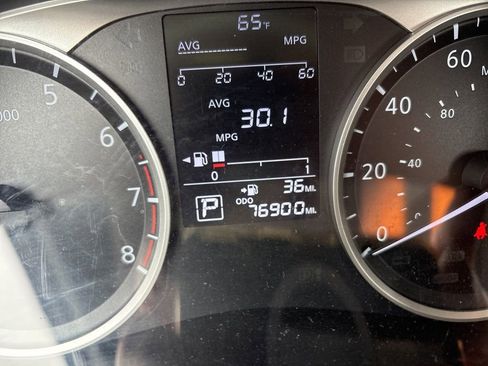 Used 2018 Nissan Kicks S FWD image 11