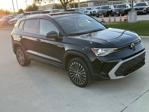 Used 2025 Volkswagen Taos SE w/ Panoramic Sunroof Package image 2