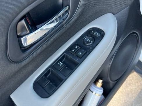 Used 2021 Honda HR-V LX image 10