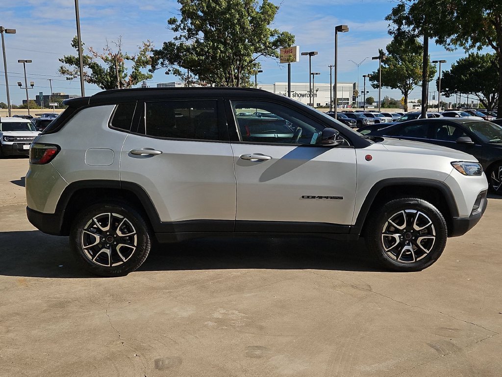 Used 2025 Jeep Compass Trailhawk AWD/4WD image 4