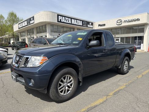 Used 2017 Nissan Frontier SV image 2