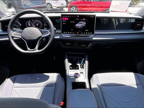 Certified 2026 Volkswagen Tiguan SE w/ Panoramic Sunroof Package FWD image 3
