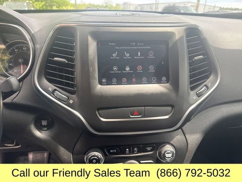 Used 2019 Jeep Cherokee Latitude Plus w/ Cold Weather Group AWD/4WD image 18