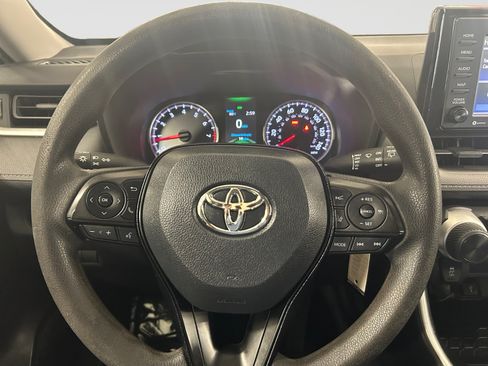 Used 2020 Toyota RAV4 LE FWD image 13