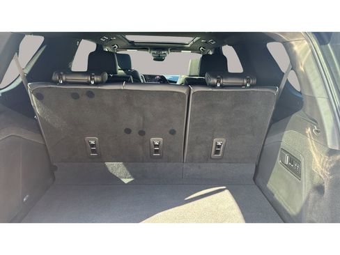 Used 2022 Cadillac Escalade Premium Luxury image 27