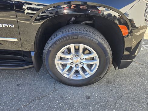 Used 2023 Chevrolet Suburban LT w/ Luxury Package image 41