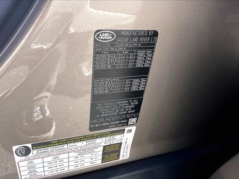 Used 2025 Land Rover Discovery Dynamic SE image 35