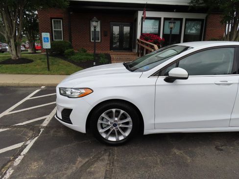 Used 2020 Ford Fusion SE image 2