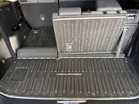 Used 2024 Toyota Highlander LE image 16