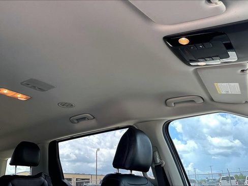 Used 2023 Kia Carnival LX FWD image 28