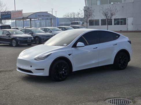 Used 2022 Tesla Model Y Long Range image 9