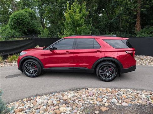 Used 2025 Ford Explorer ST AWD/4WD image 2