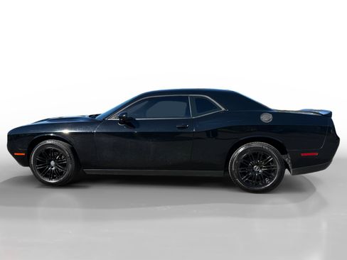 Used 2019 Dodge Challenger SXT image 2