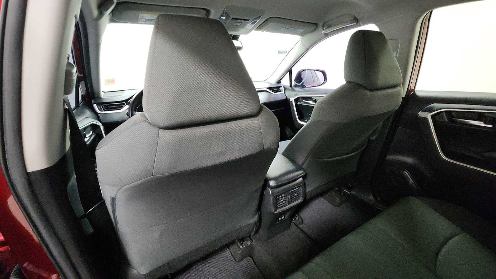 Certified 2020 Toyota RAV4 XLE w/ Carpet Mat Package AWD/4WD image 25