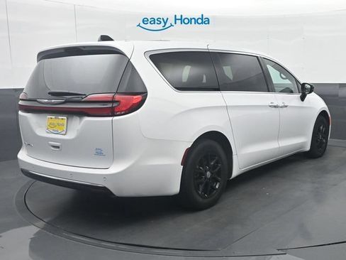 Used 2025 Chrysler Pacifica Select FWD image 7