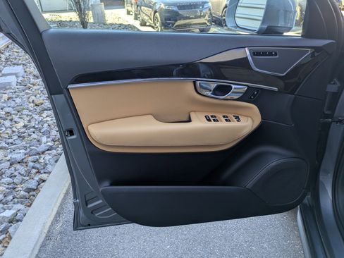 Used 2018 Volvo XC90 T6 Momentum w/ Convenience Package image 12