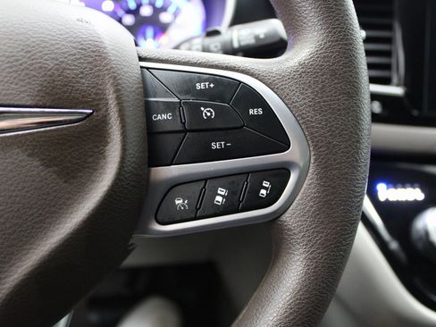 Used 2020 Chrysler Pacifica Touring w/ Advanced Safetytec Group image 29