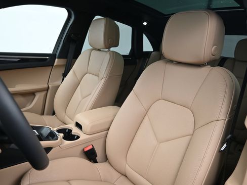 Certified 2026 Porsche Macan AWD/4WD image 5