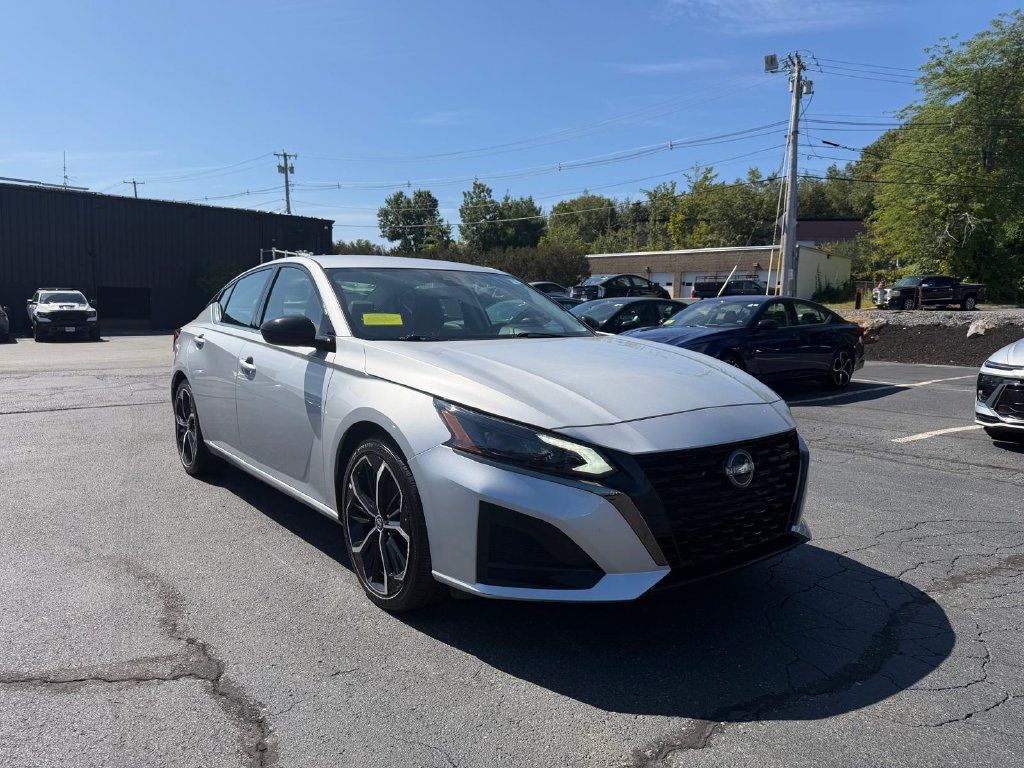 Used 2024 Nissan Altima 2.5 SR FWD image 7