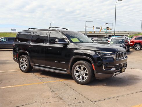 Used 2022 Jeep Wagoneer Series II AWD/4WD image 4