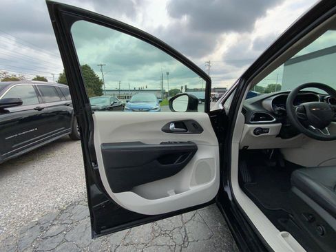 Used 2024 Chrysler Pacifica Touring-L FWD image 20