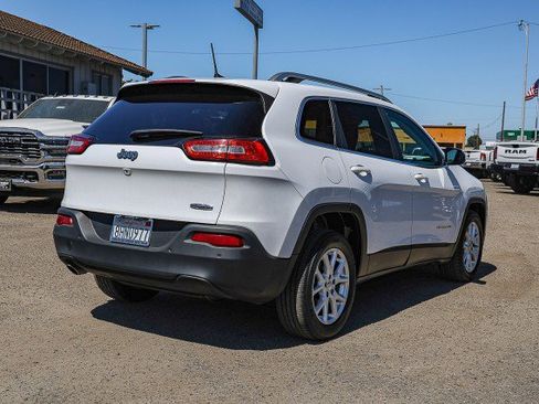 Used 2018 Jeep Cherokee Latitude Plus w/ Comfort/Convenience Group FWD image 4