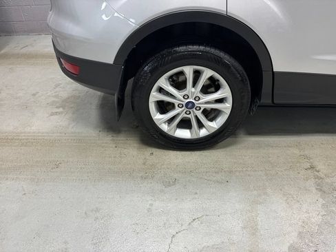 Used 2018 Ford Escape SE w/ SE Sync 3 Package AWD/4WD image 3
